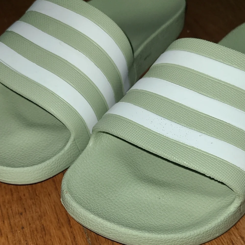 Adidas‎ Light Green Slide Sandals Mens 6 Womens 7